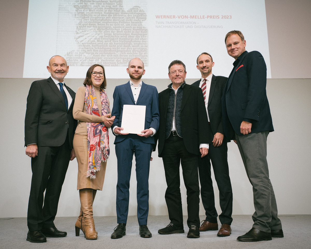 © Lennart Selle - auf dem Foto: Norbert Aust (Präses der Handelskammer Hamburg), Eva Gümbel (Staatsrätin der Behörde für Wissenschaft, Forschung, Gleichstellung und Bezirke), Christian Pfeiffer (Werner-von-Melle-Preisträger 2023), Ekkehard Nümann (Pr